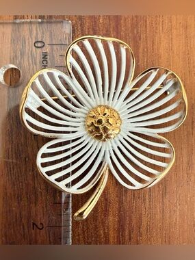 VTG Monet White Enamel & Gold Tone Flower Brooch Pin Floral
